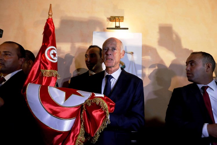  الرئيس التونسي قيس سعيّد يصدّق على دستور البلاد الجديد