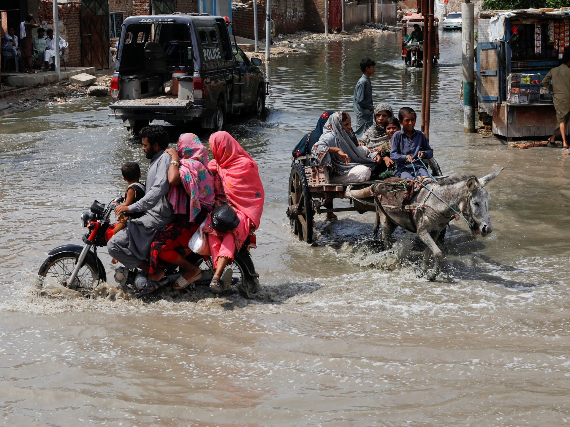 تزايد إصابة الأطفال والنساء في باكستان بأمراض تنقلها المياه بعد الفيضانات